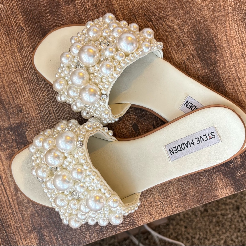 Steve Madden Cream Sandals with Pearl Embellishments - Picture 3 of 3